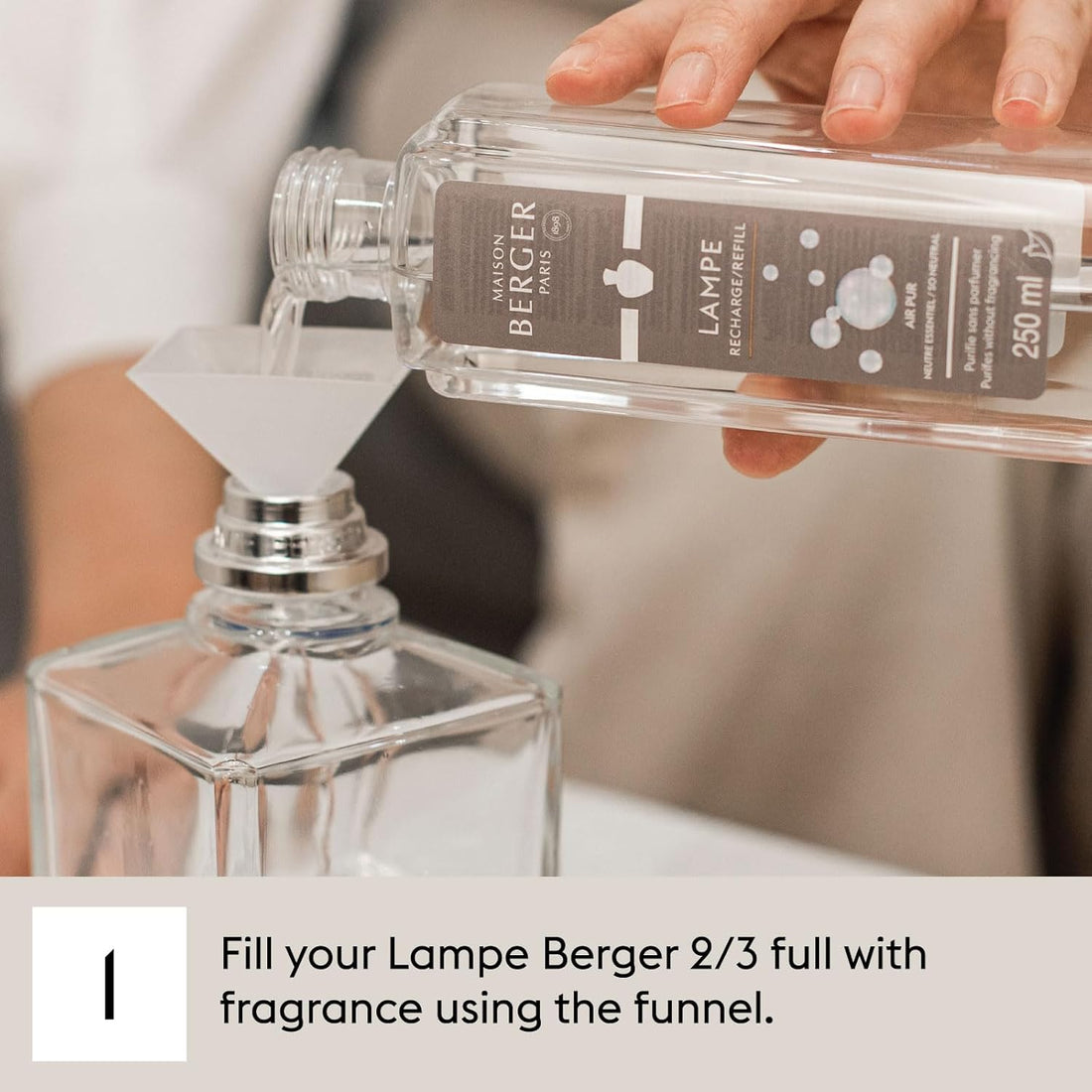 Katalytiske duftlamper er meget mere end en almindelig duftlampe. Den fungerer både, som luftrenser og duftspreder – i ét og samme smukke design. Den patenterede katalytiske teknologi har været anvendt og betroet på franske hospitaler og hjem i over 100 år. I modsætning til traditionelle duftlamper baseret på olie, renser Lampe Berger vægen effektivt ved at neutralisere uønskede lugte og reducere bakterier, samtidig med at duften fordeles jævnt og behageligt i rummet.