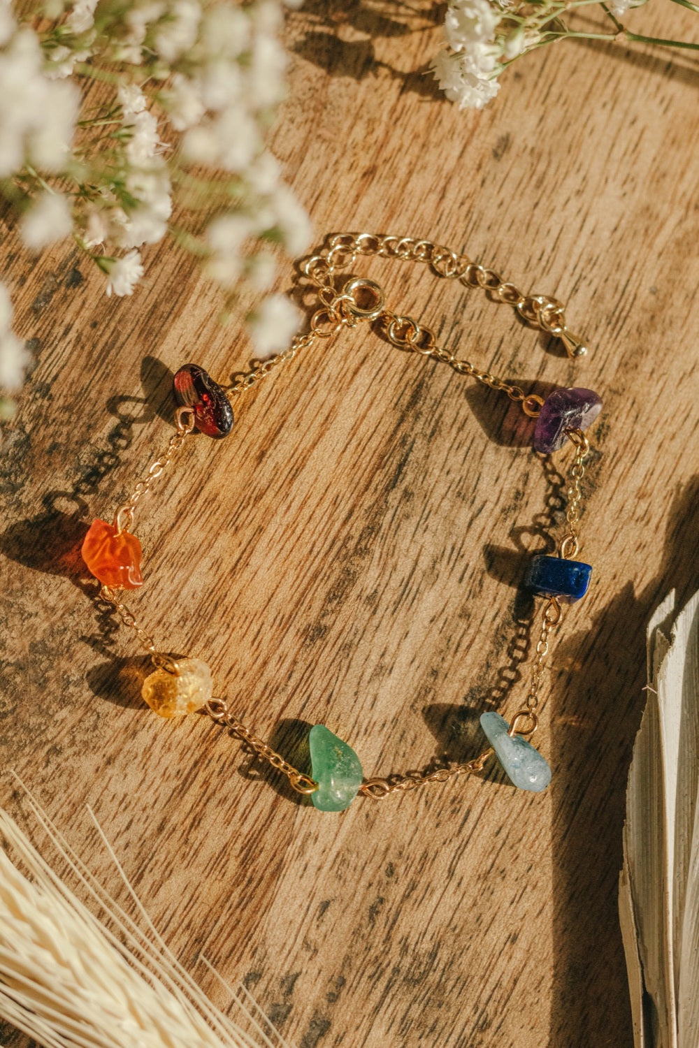Armbånd med Chakra krystaller | Guldbelagt kæde – Energi & balance