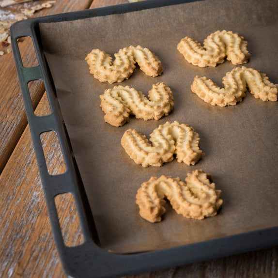 Compostella 1 for 4 Paper erstatter husholdningsfilm, aluminiumsfolie og bagepapir. Komposterbar husholdningsrulle 8 m – til bagning, opbevaring og madindpakning.