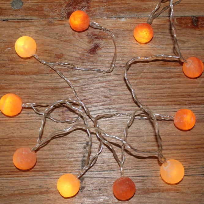 En smuk LED lyskæde med runde Himalaya krystaller, der spreder en varm, naturlig og beroligende glød i dit hjem.