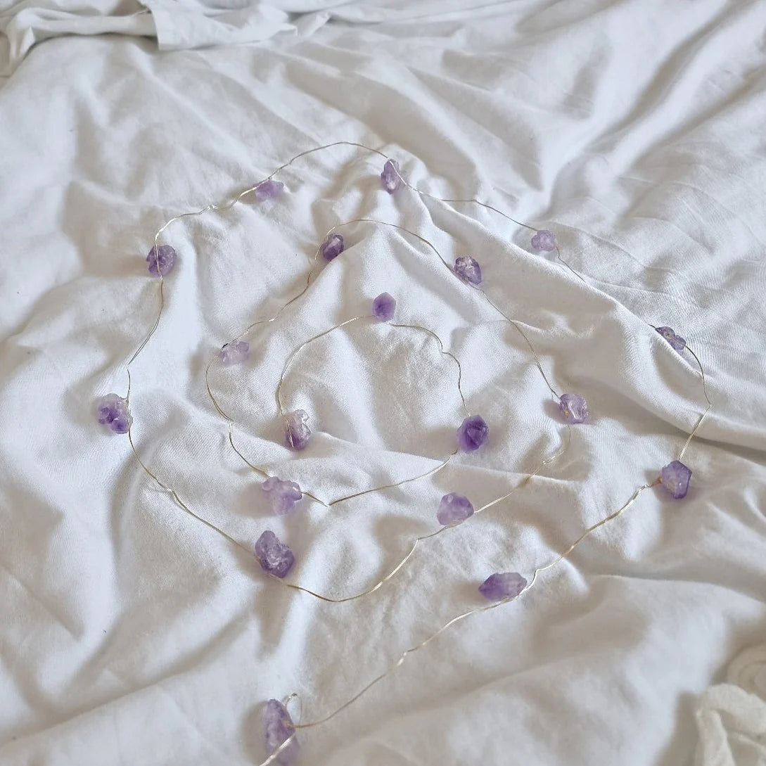 Lyskæde med Rå Ametyst Krystaller | Intuition, Relaxation & Peace