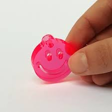 Mo Man Tai Smiley-Nøglering | Farverigt upcycled akryl & positiv energi