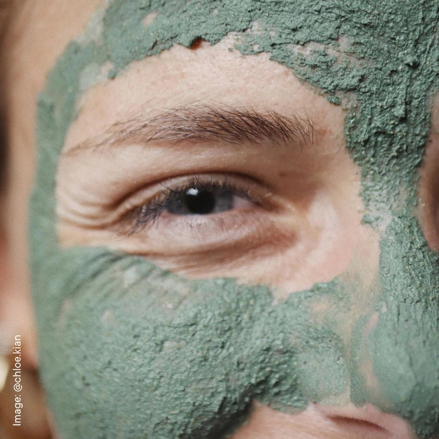 Person, der bruger grøn ansigtsmaske med spirulina på ansigtet