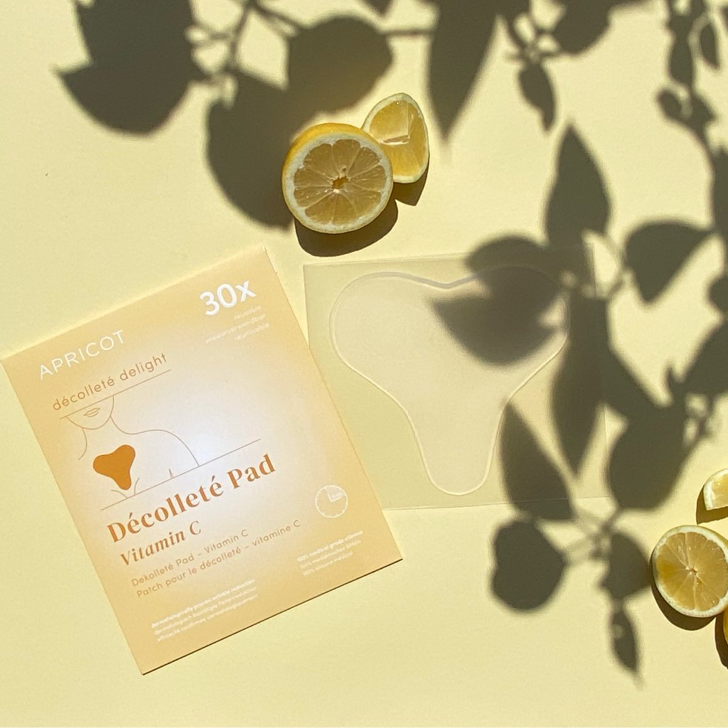 Apricot C-vitamin Décolleté Pad – en genanvendelig maske, der giver huden glød, udglatter linjer og plejer décolleté området