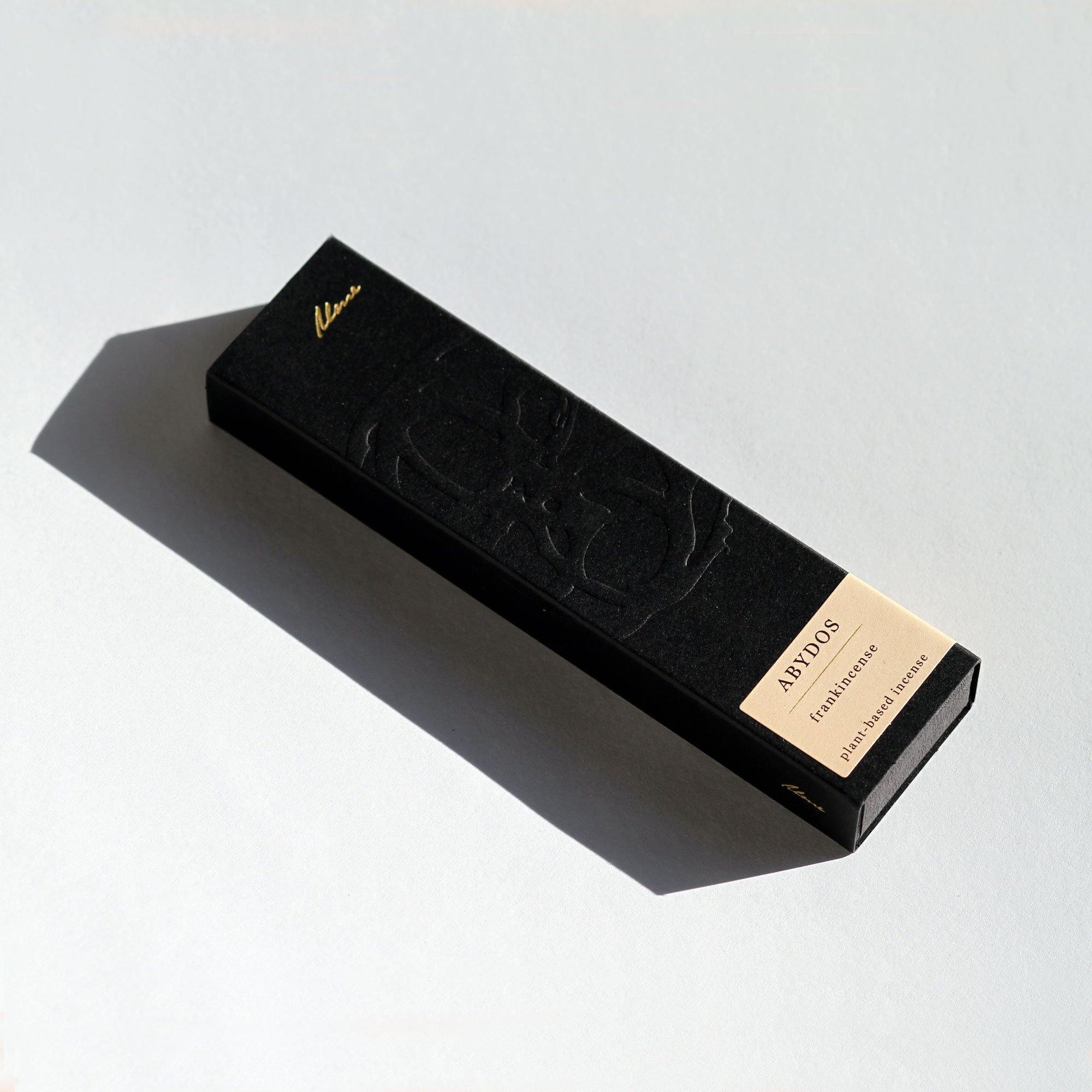 Løft dine omgivelser med den hellige og fortryllende duft af frankincense fra Abydos røgelse. Skab en atmosfære af ro, spiritualitet og velvære i dit hjem med dette unikke produkt fra UME Incense.