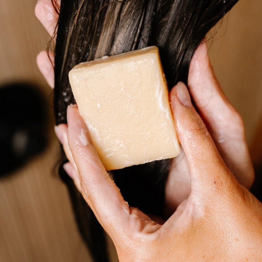 Opfriskende conditioner bar med Longsheng Rice Water, tea tree & mint – styrker, fugter og giver volumen, mens hovedbunden føles ren og afbalanceret.