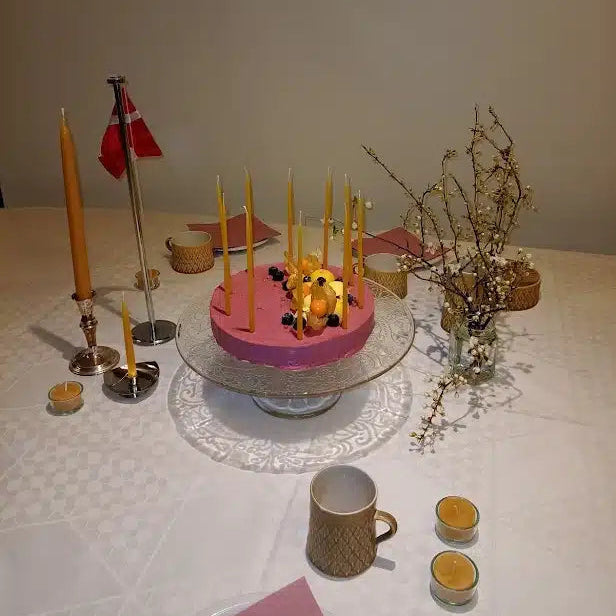 Bistad fødselsdagslys – 100 % Dansk bivoks | Hånddyppede, naturlige & bæredygtige lys