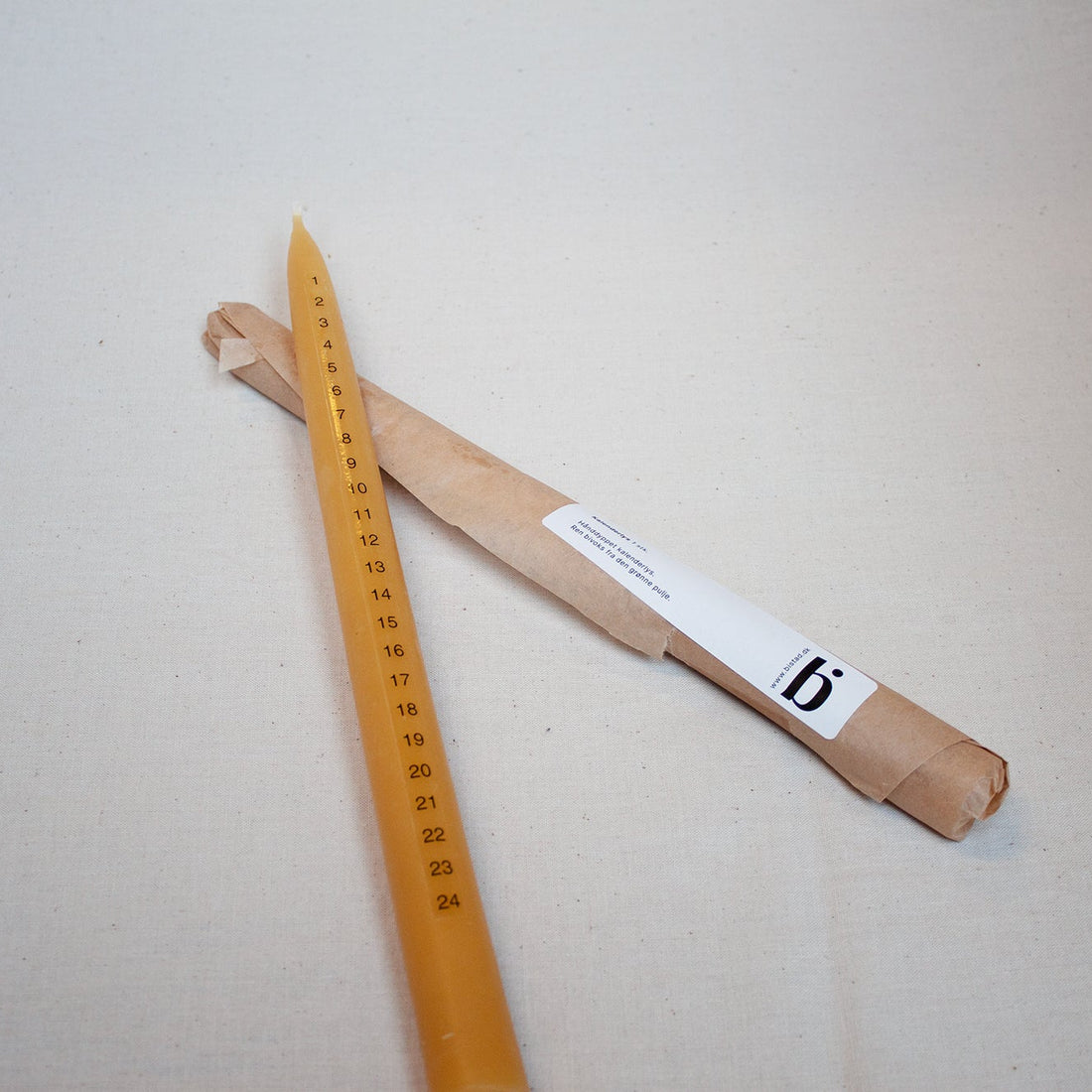 Bistad kalenderlys – 100 % Dansk bivoks | Håndlavet, naturligt & bæredygtigt