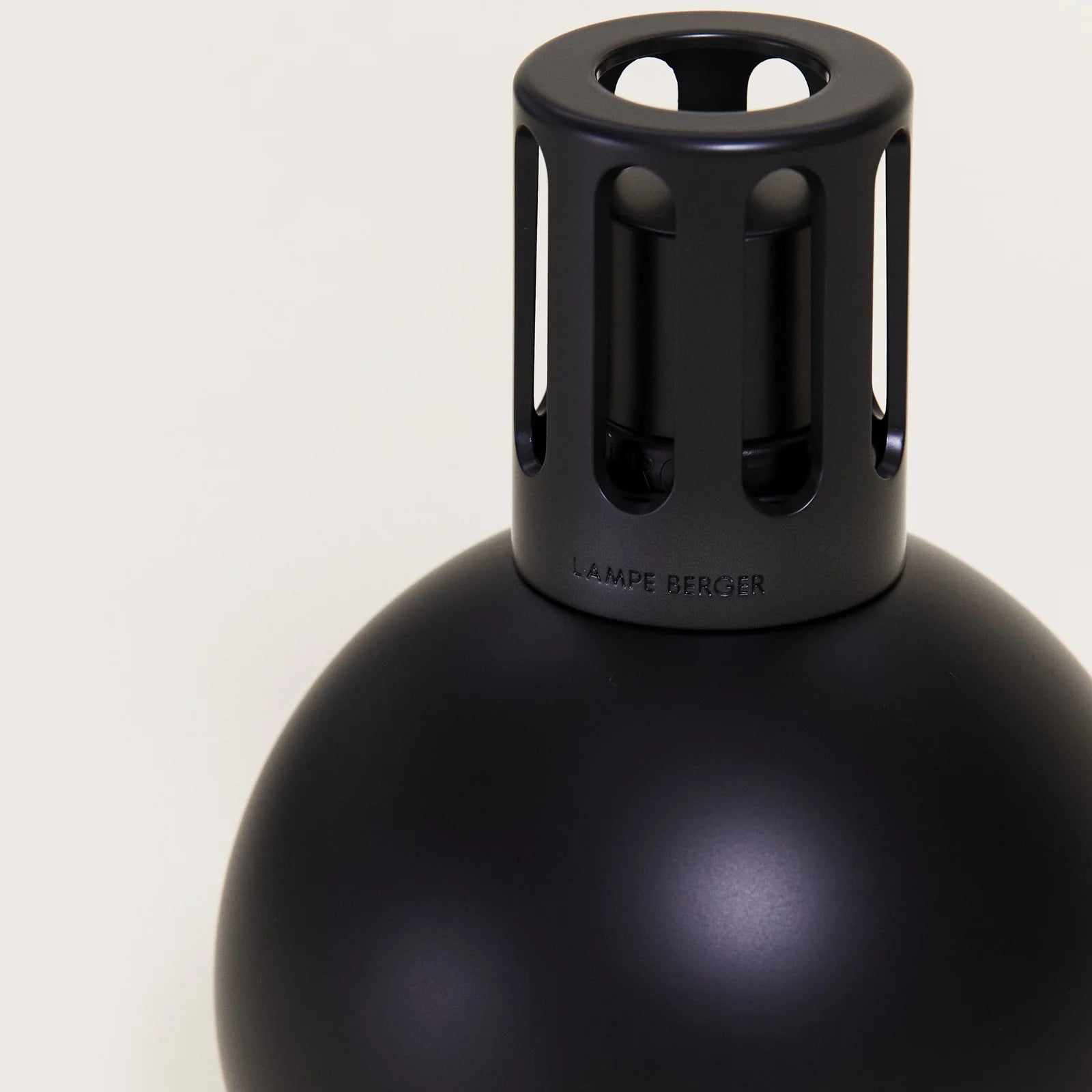 Black Boule duftlampe fra Maison Berger Paris – en moderne og minimalistisk katalytisk duftlampe i mat sort glas, der renser luften og skaber rolig, sofistikeret stemning i hjemmet