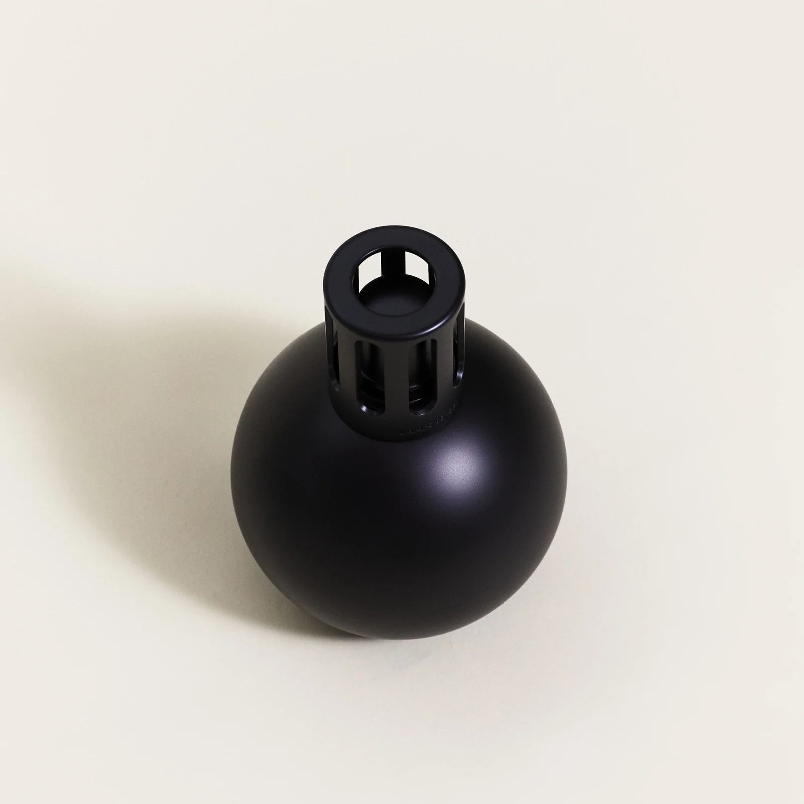 Black Boule duftlampe fra Maison Berger Paris – en moderne og minimalistisk katalytisk duftlampe i mat sort glas, der renser luften og skaber rolig, sofistikeret stemning i hjemmet