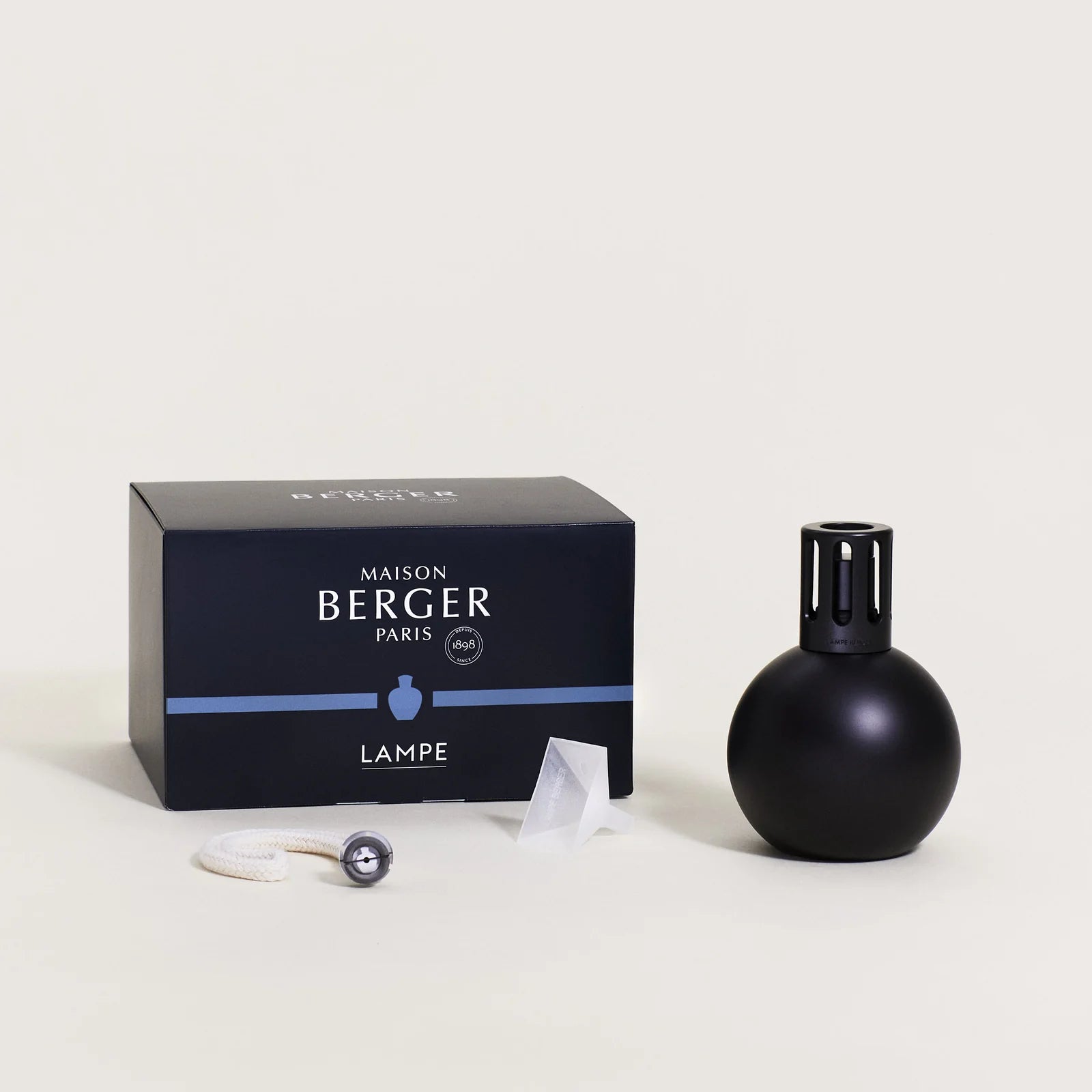 Black Boule duftlampe fra Maison Berger Paris – en moderne og minimalistisk katalytisk duftlampe i mat sort glas, der renser luften og skaber rolig, sofistikeret stemning i hjemmet