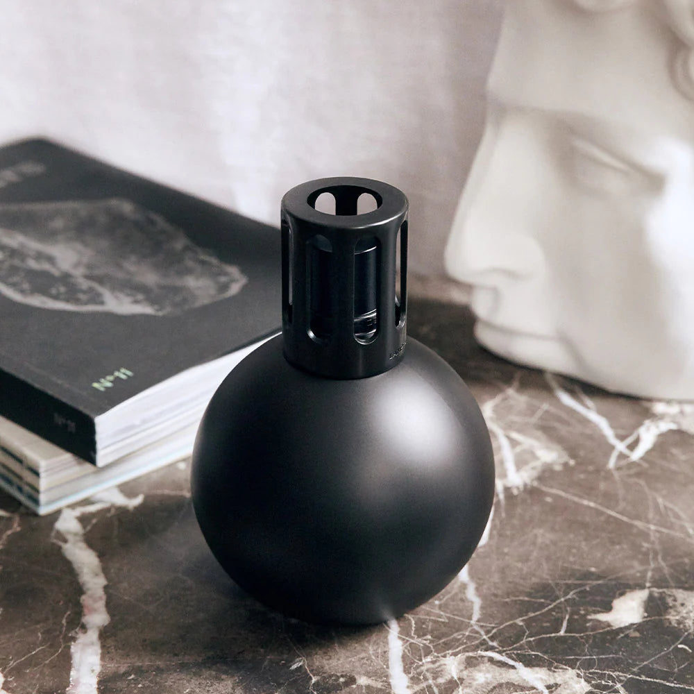 Black Boule duftlampe fra Maison Berger Paris – en moderne og minimalistisk katalytisk duftlampe i mat sort glas, der renser luften og skaber rolig, sofistikeret stemning i hjemmet