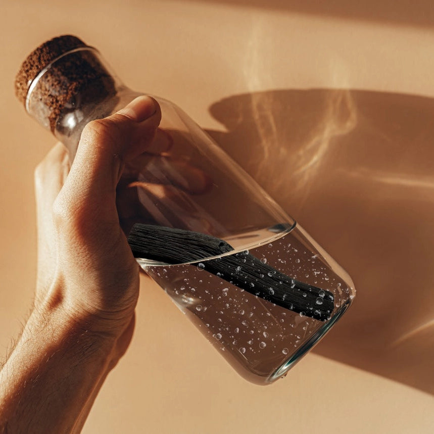 Filtrér dit drikkevand naturligt med Binchotan Bio kulstave x 2. Økologisk, plastikfrit vandfilter til smalle flasker – forbedrer smag, renhed og mineralbalance.