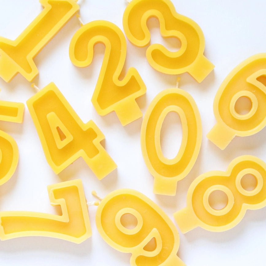 Naturlige number candles i 100 % rå bivoks. Håndlavet, lang brændetid og sikre direkte på kagen. Vælg tal 0–9 – bæredygtig pynt til fødselsdagen.