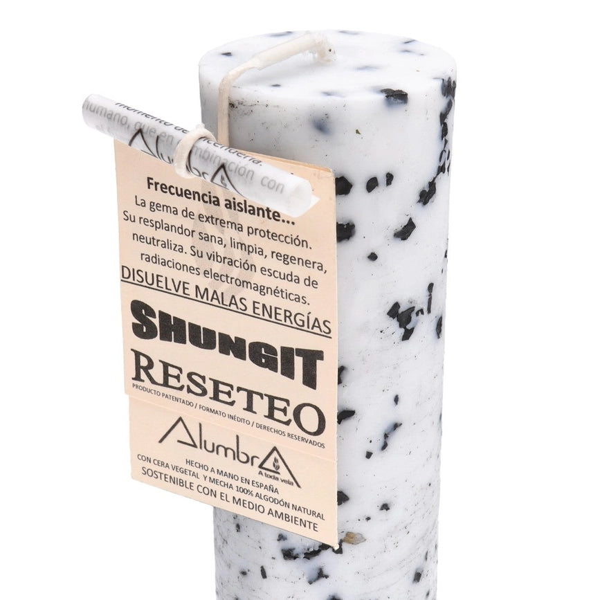 Et håndlavet stearinlys med shungit, der støtter energetisk beskyttelse, rensning og en følelse af reset i dit rum.