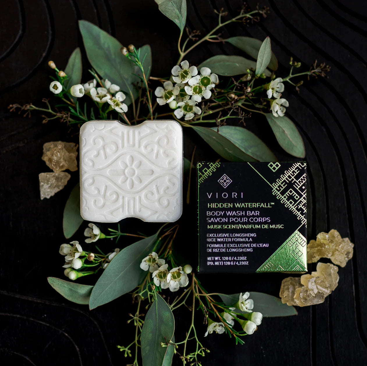 En håndlavet body wash bar med Rice Water & shea butter, der renser nænsomt, fugter dybt og efterlader huden blød med en luksuriøs duft af Hidden Waterfall.