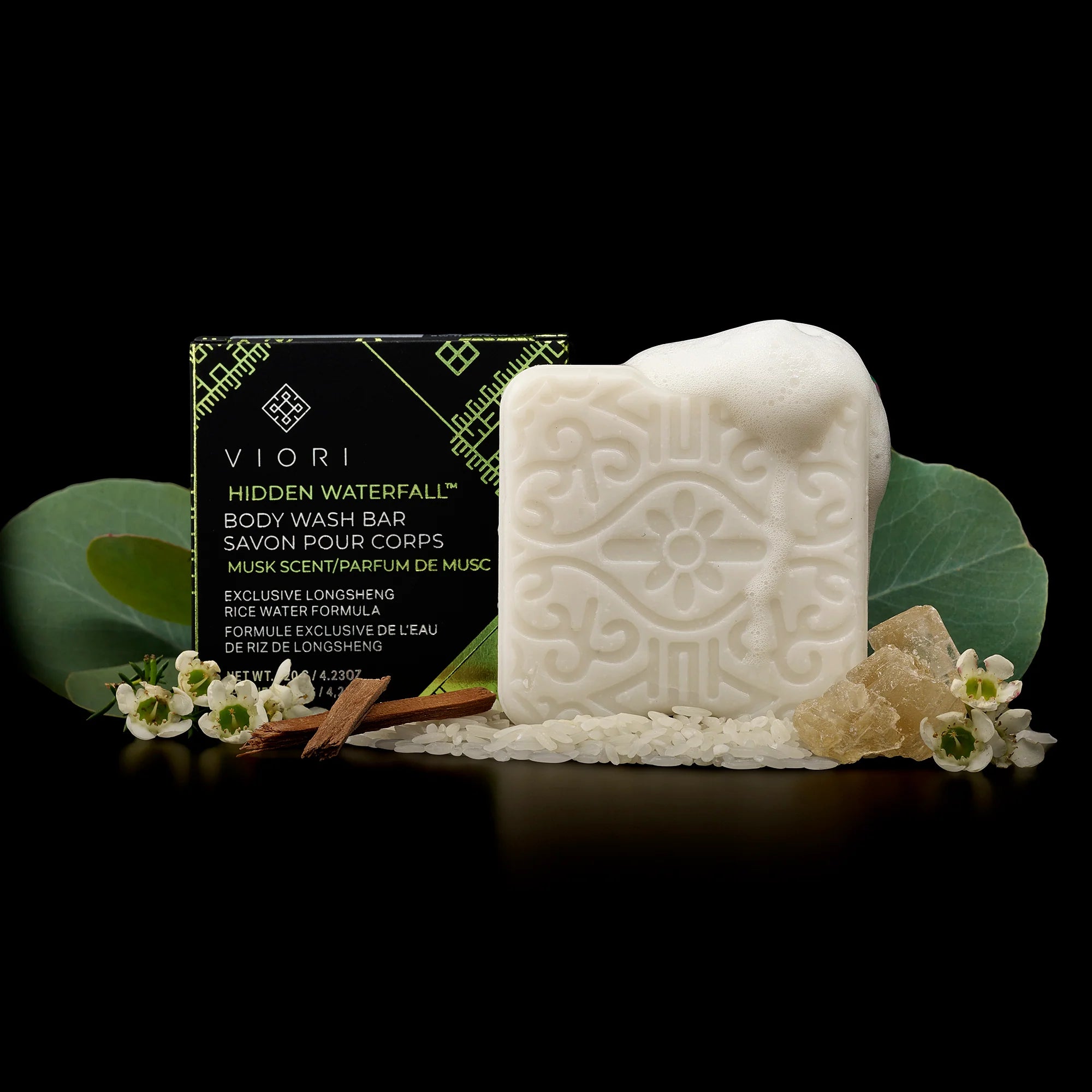 En håndlavet body wash bar med Rice Water & shea butter, der renser nænsomt, fugter dybt og efterlader huden blød med en luksuriøs duft af Hidden Waterfall.