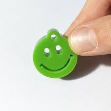 Mo Man Tai Smiley-Nøglering | Farverigt upcycled akryl & positiv energi