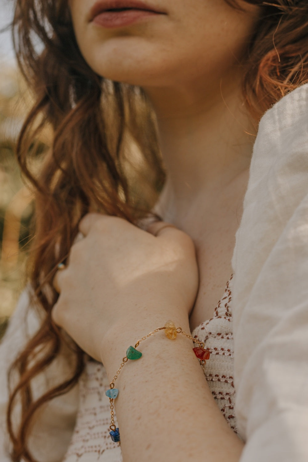 Armbånd med Chakra krystaller | Guldbelagt kæde – Energi & balance