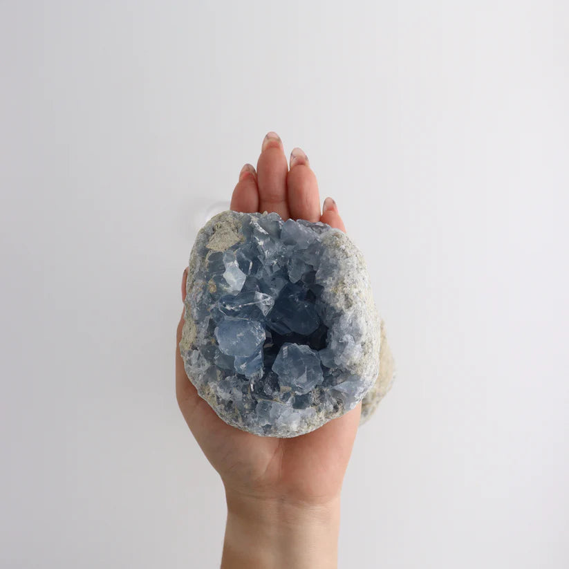 Smuk celestit geode & klynge med fredfyldt, himmelblå energi. En sjælden krystal til indre ro, håb og spirituel fordybelse. Størrelse 3–10 cm.