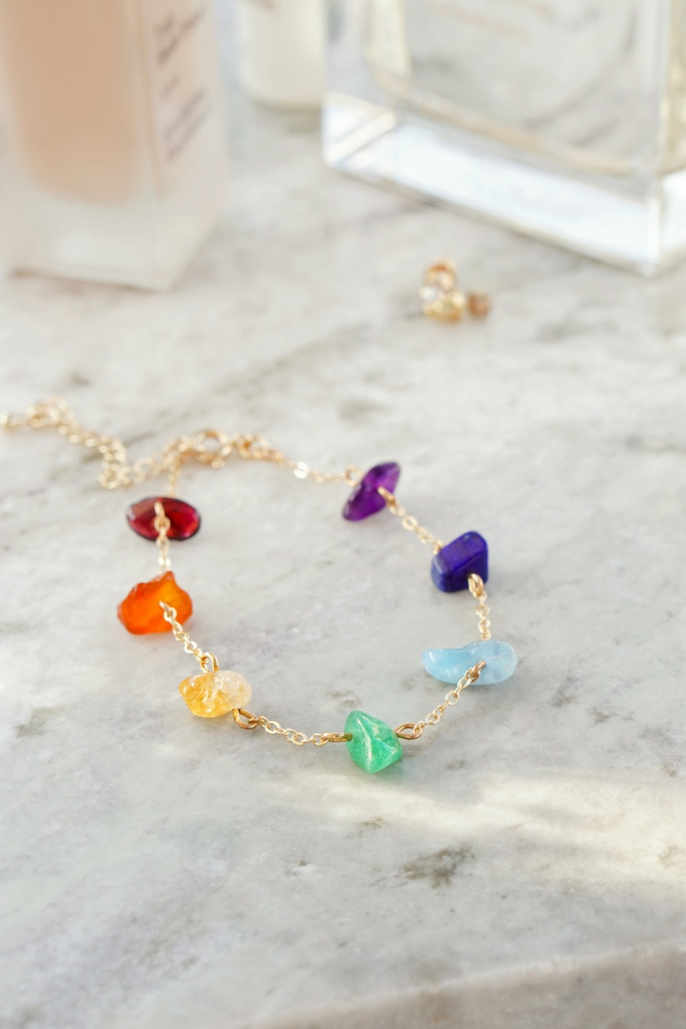 Armbånd med Chakra krystaller | Guldbelagt kæde – Energi & balance