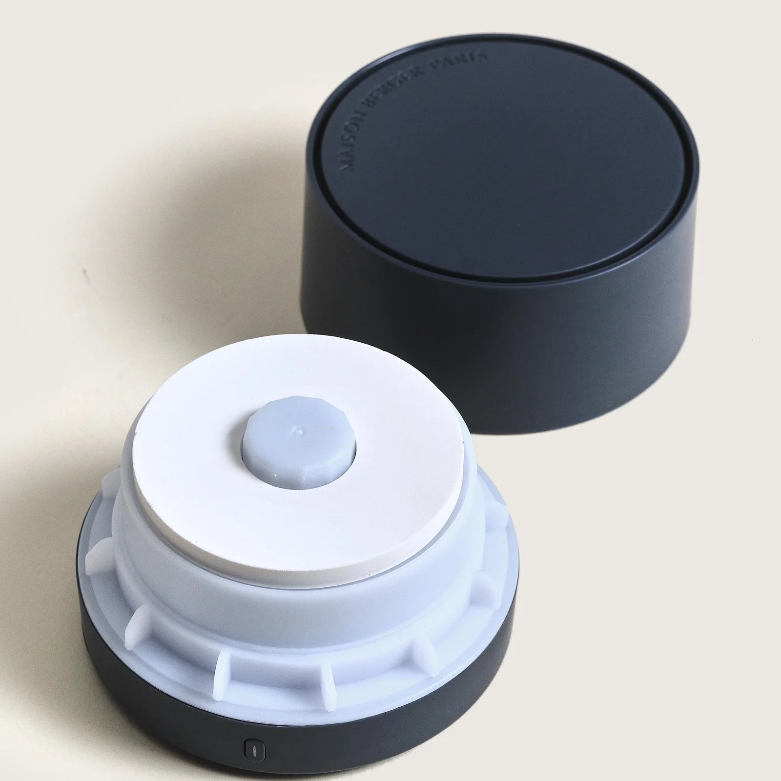 Grey Nomad USB Diffuser & Amber Powder fra Maison Berger Paris – sofistikeret duft i lommeformat, hvor ikonisk amber og minimalistisk design skaber stemning, uanset hvor du er.