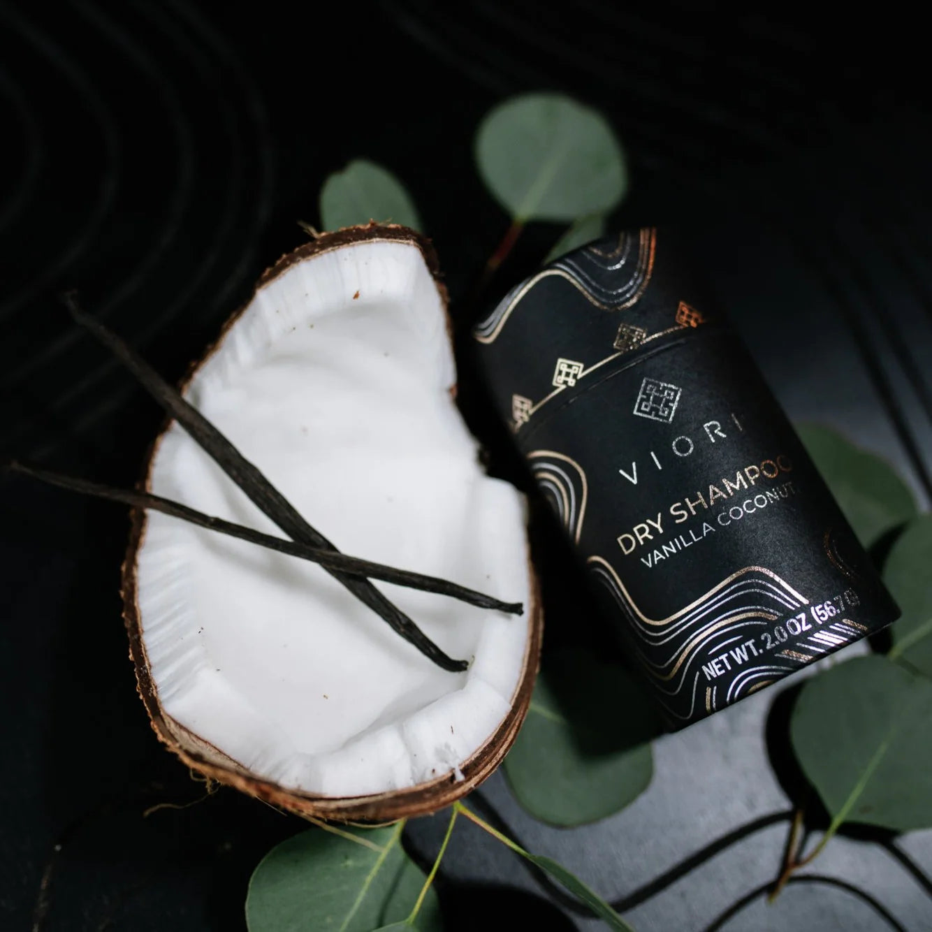 En volumengivende tørshampoo bar med Rice Water, der absorberer overskydende olie og efterlader håret friskt, fyldigt og velduftende – vælg mellem Vanilje & Kokos eller Magnolia & Peon.