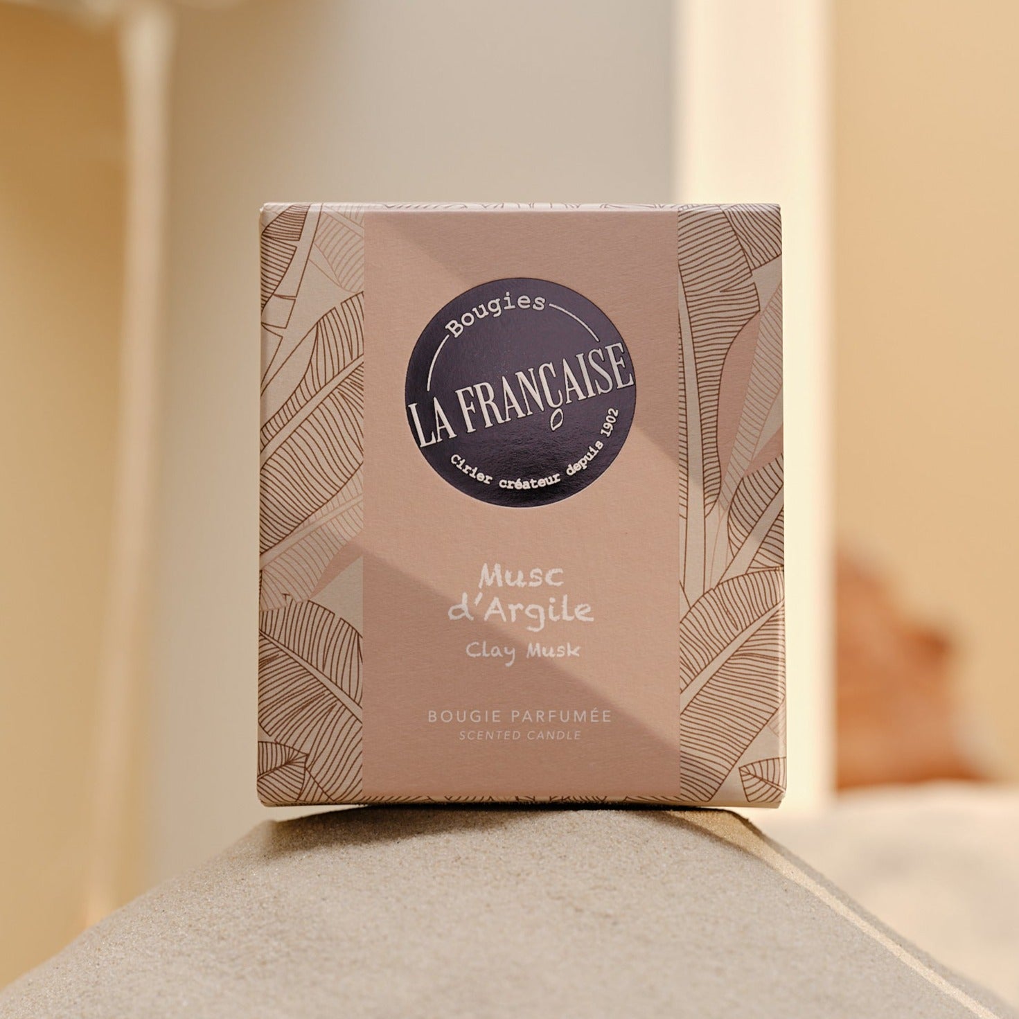 Clay Musk duftlys | Bourgie La Française – Orange, rabarber, liljekonval, rose, musk & tonkabønne