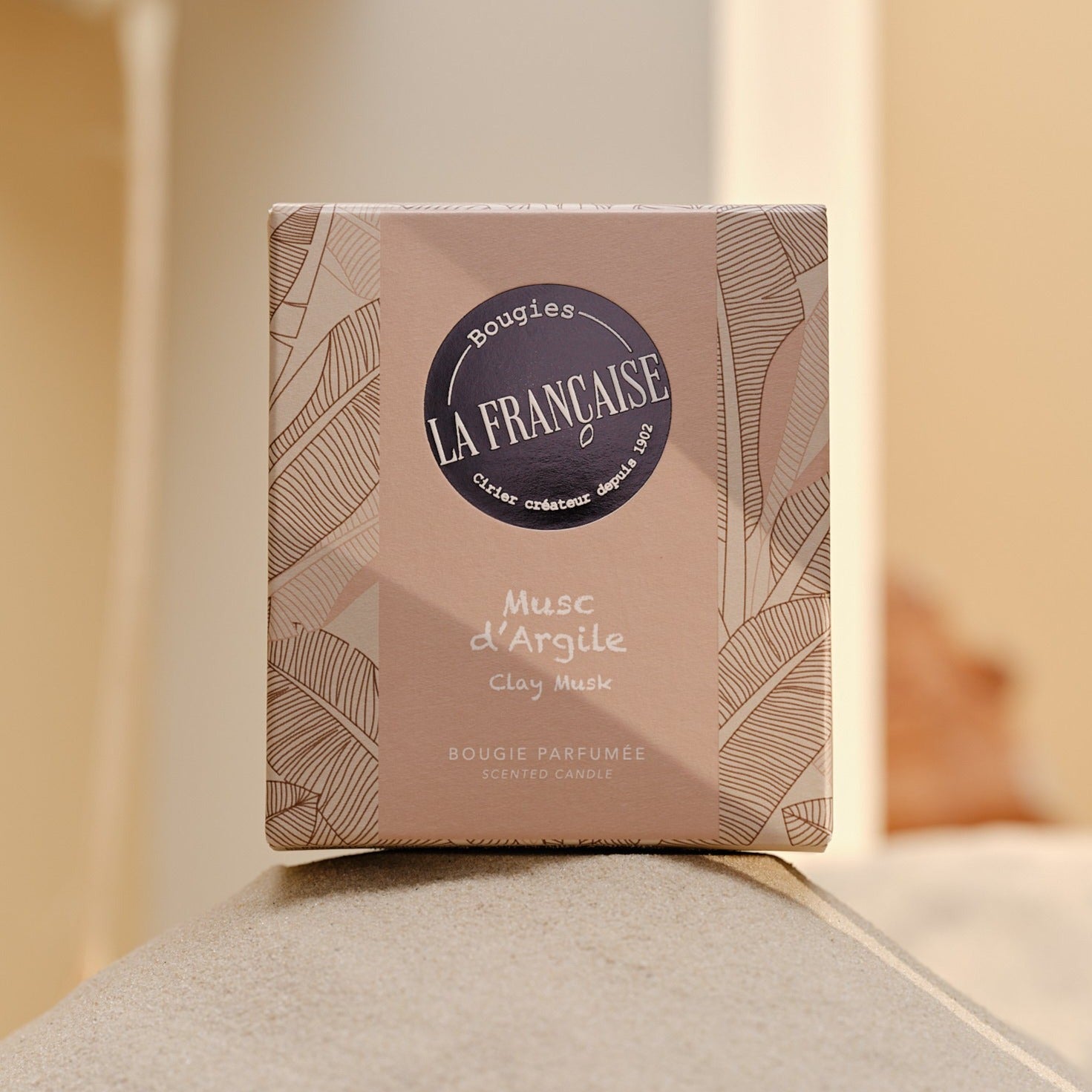 Nomad Wood Duftlys | Bourgie La Française – Amber, vanilje, sandeltræ, patchouli & jasmin