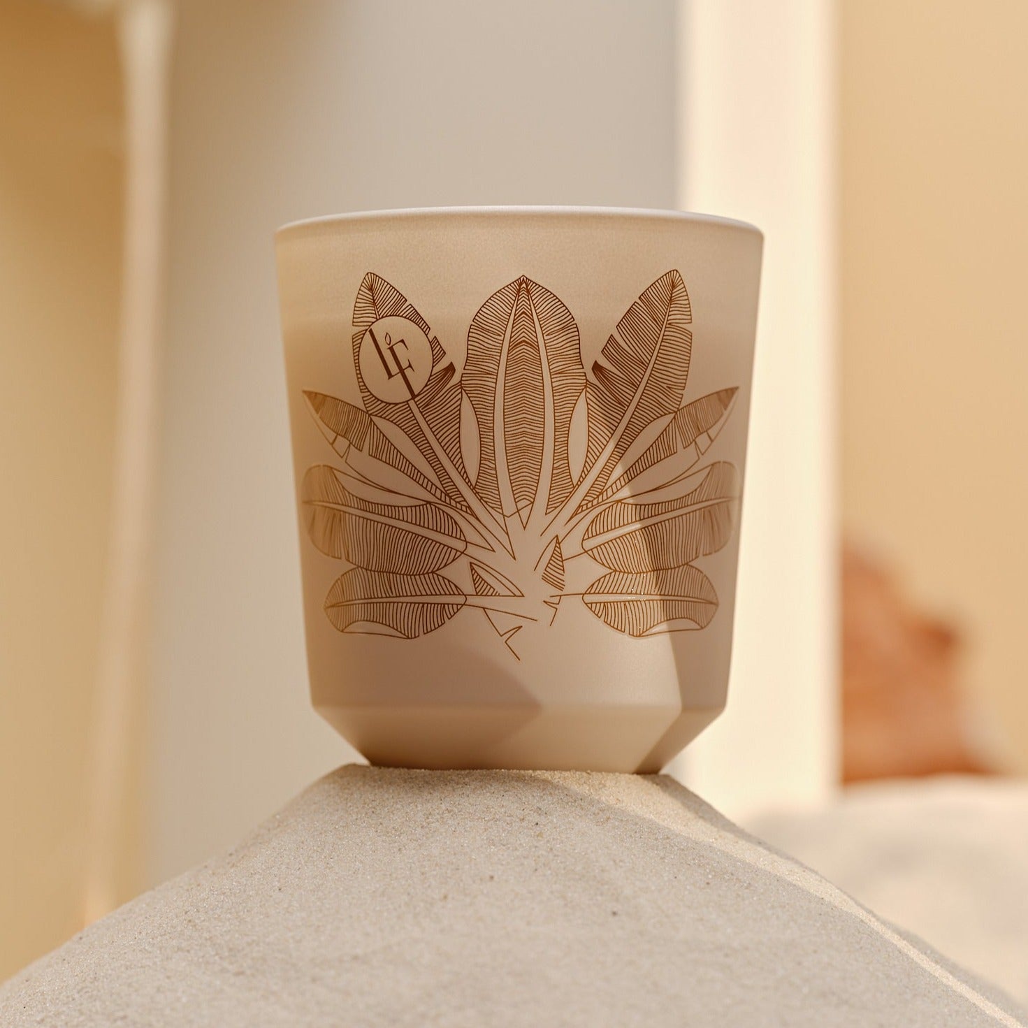 Pink Sand Duftlys | Bourgie La Française – Safran, oud, røgelse, rose & trænoter