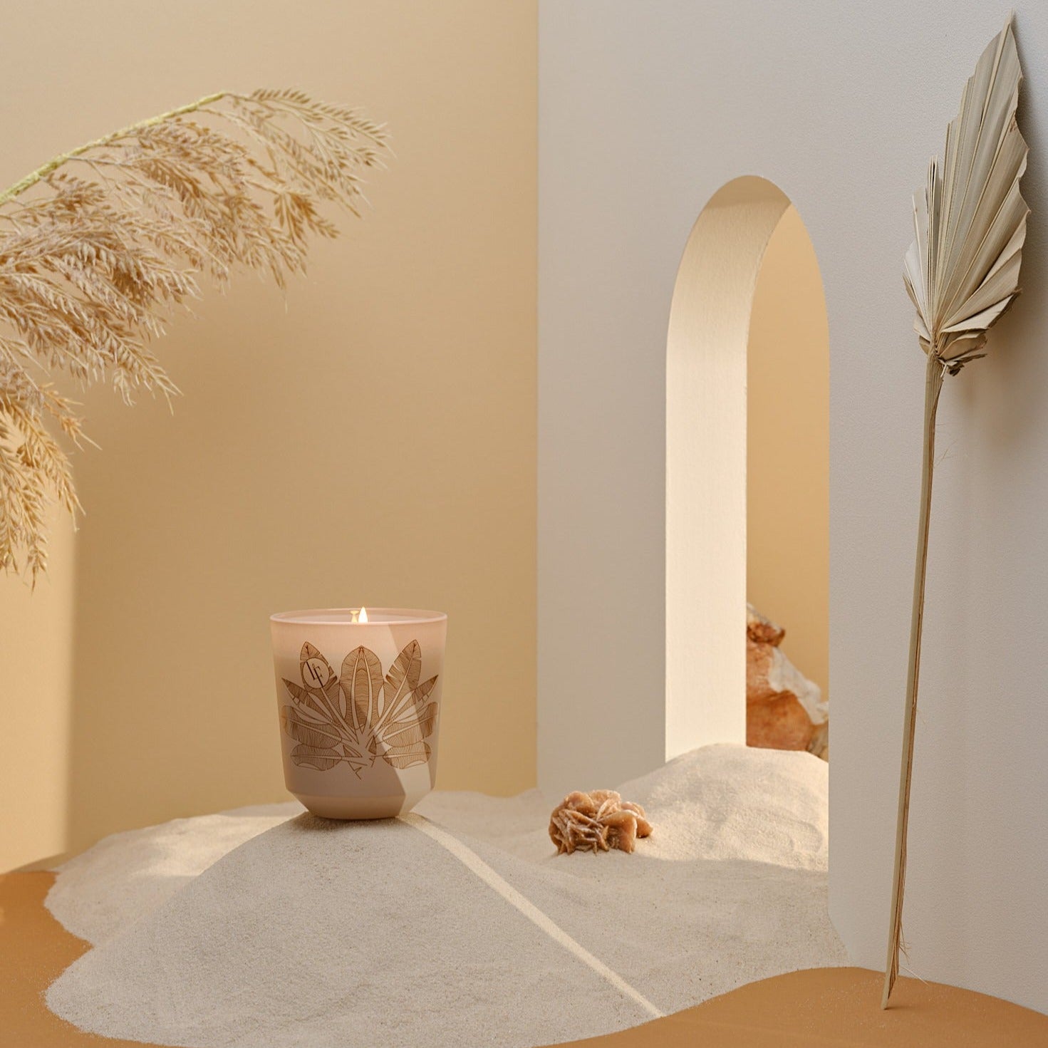 Pink Sand Duftlys | Bourgie La Française – Safran, oud, røgelse, rose & trænoter