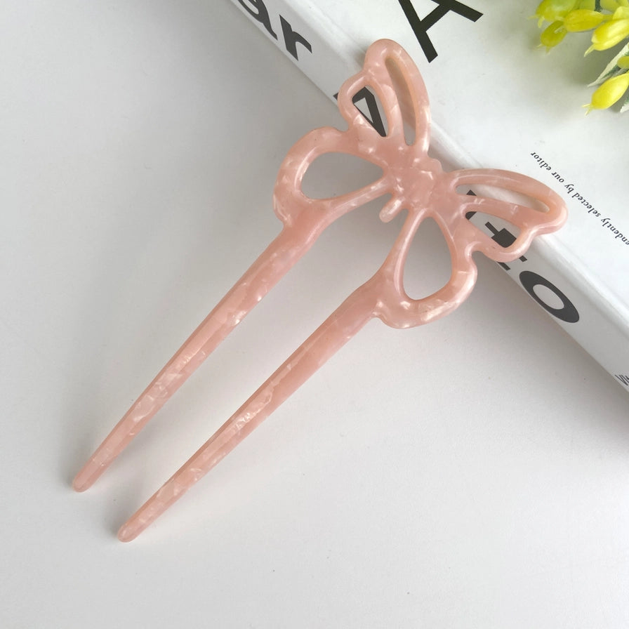 Fransk hårnål i bioplast med delikat sommerfugle design. Elegant, skånsom og bæredygtig – til naturlig og tidløs håropsætning.