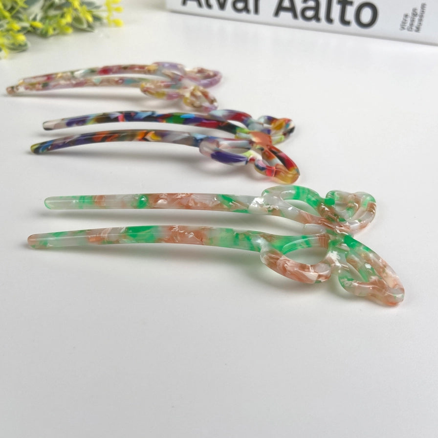 Fransk hårnål i bioplast med delikat sommerfugle design. Elegant, skånsom og bæredygtig – til naturlig og tidløs håropsætning.