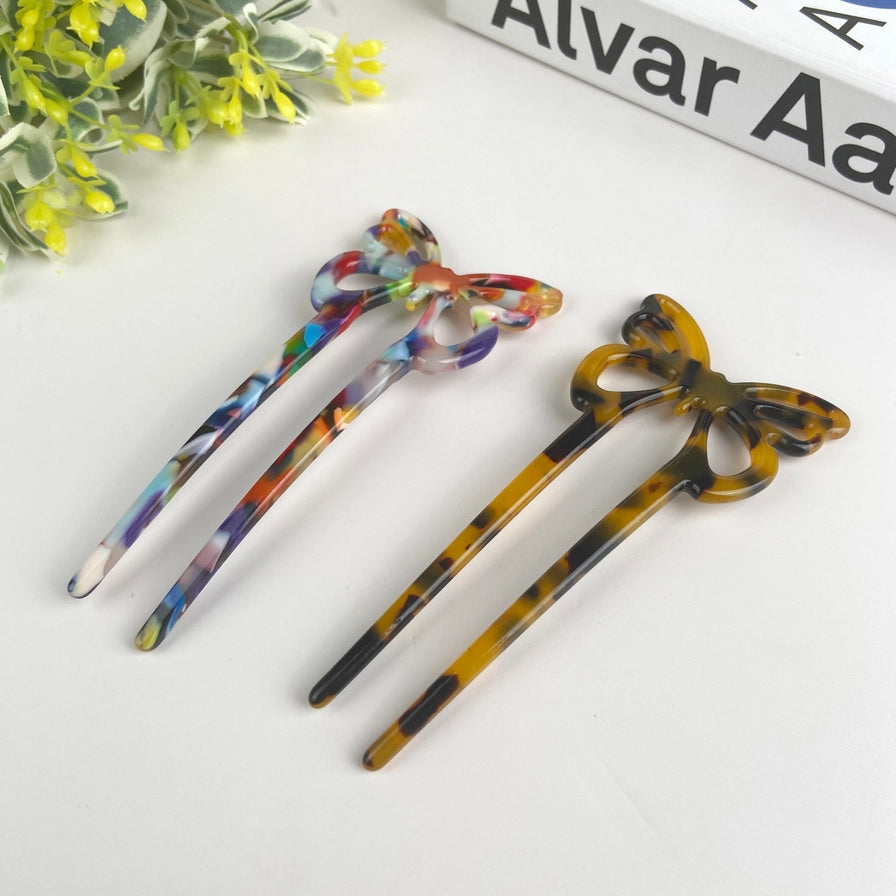 Fransk hårnål i bioplast med delikat sommerfugle design. Elegant, skånsom og bæredygtig – til naturlig og tidløs håropsætning.