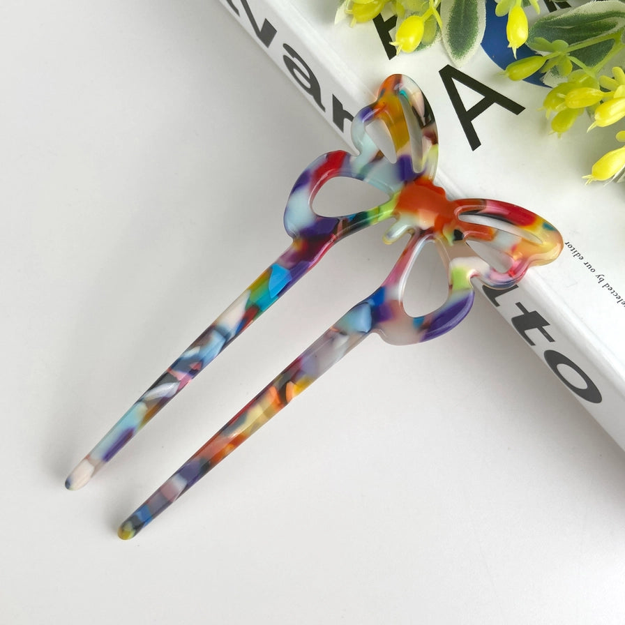 Fransk hårnål i bioplast med delikat sommerfugle design. Elegant, skånsom og bæredygtig – til naturlig og tidløs håropsætning.