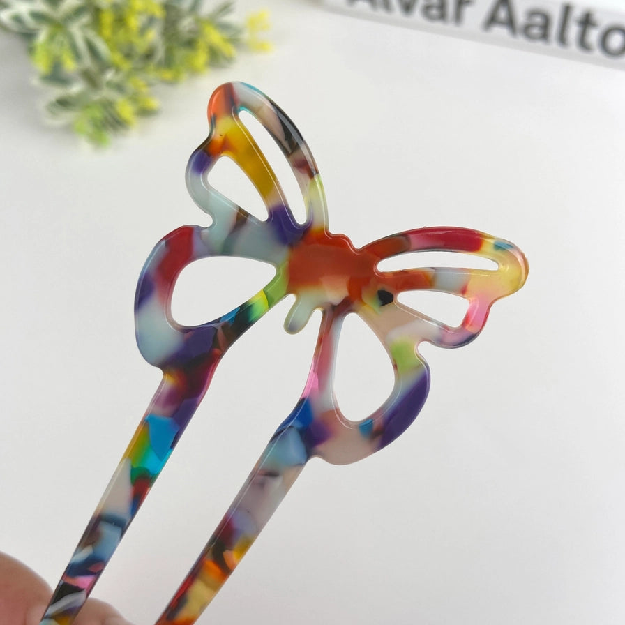 Fransk hårnål i bioplast med delikat sommerfugle design. Elegant, skånsom og bæredygtig – til naturlig og tidløs håropsætning.