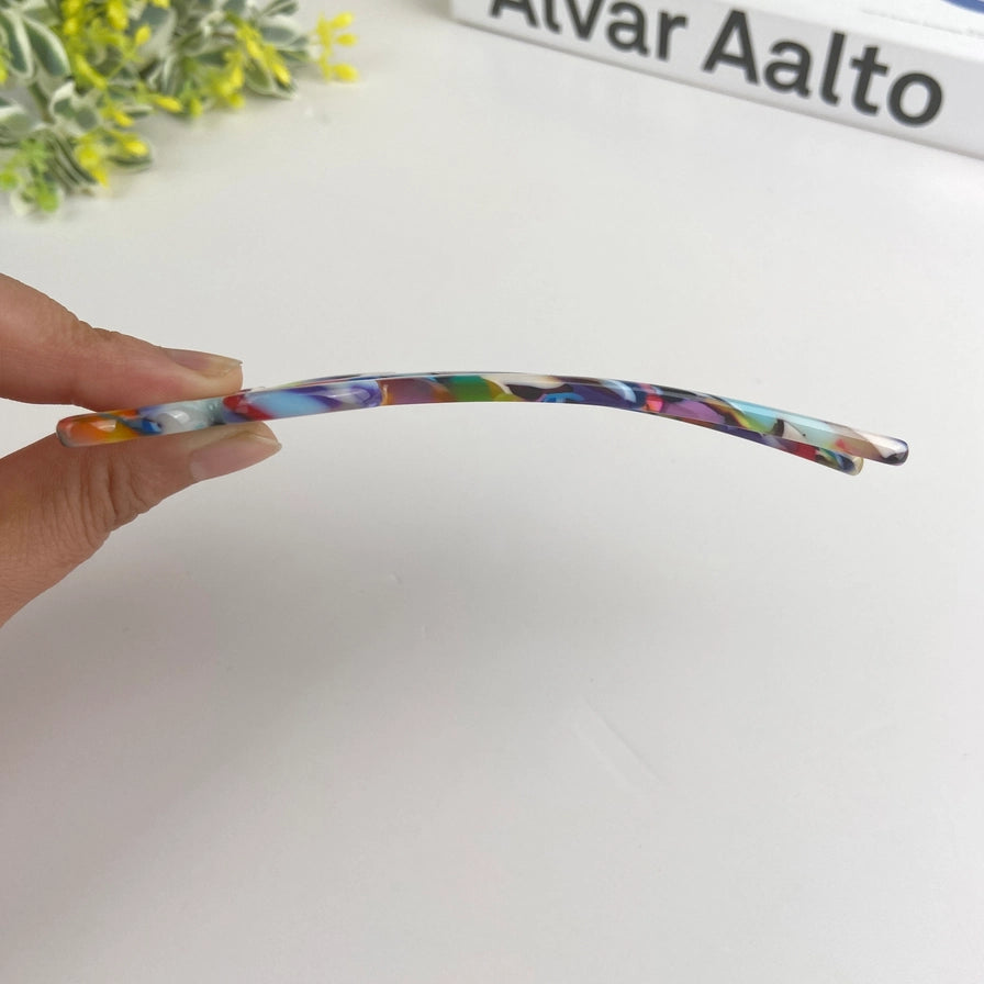 Fransk hårnål i bioplast med delikat sommerfugle design. Elegant, skånsom og bæredygtig – til naturlig og tidløs håropsætning.