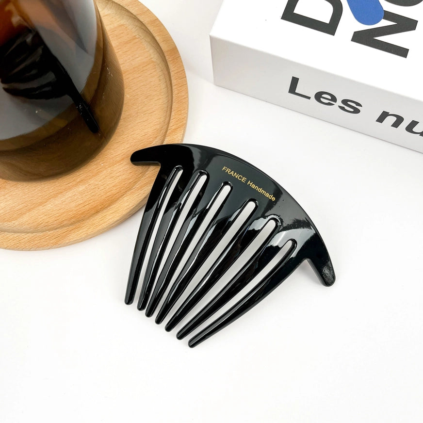 Elegant fransk hårkam i bæredygtig bioplast. Skånsom mod håret, holdbar og perfekt til klassisk håropsætning.