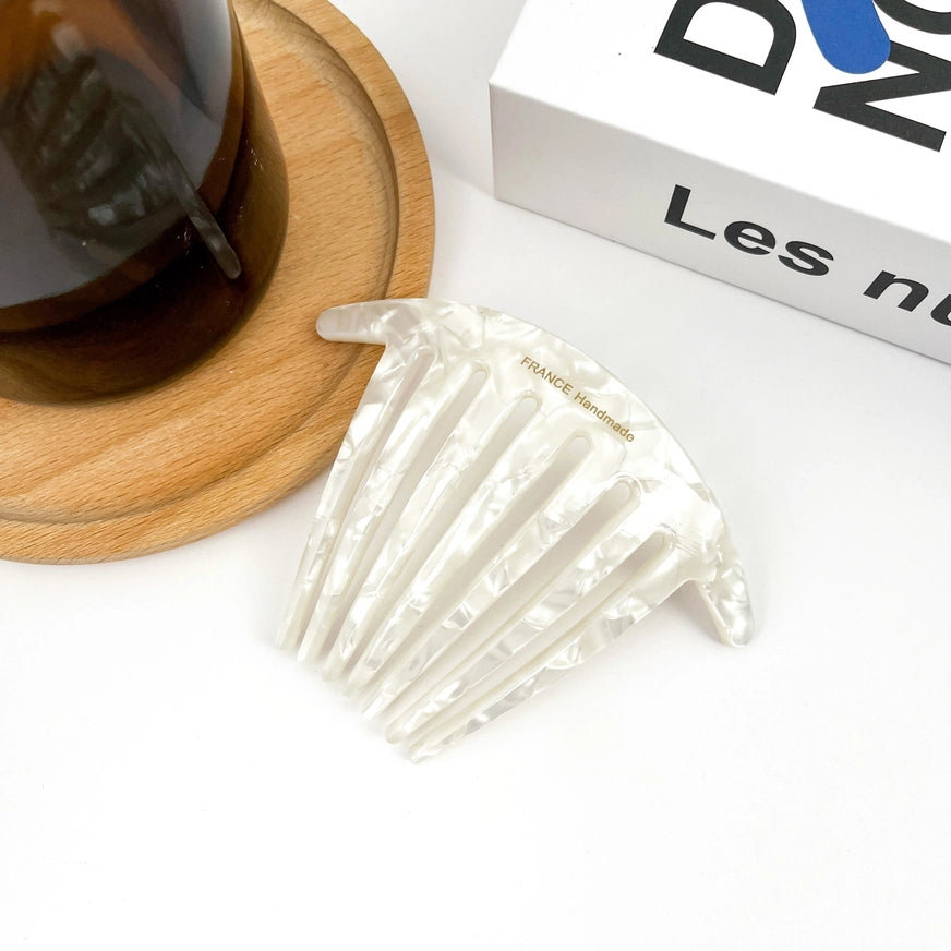 Elegant fransk hårkam i bæredygtig bioplast. Skånsom mod håret, holdbar og perfekt til klassisk håropsætning.