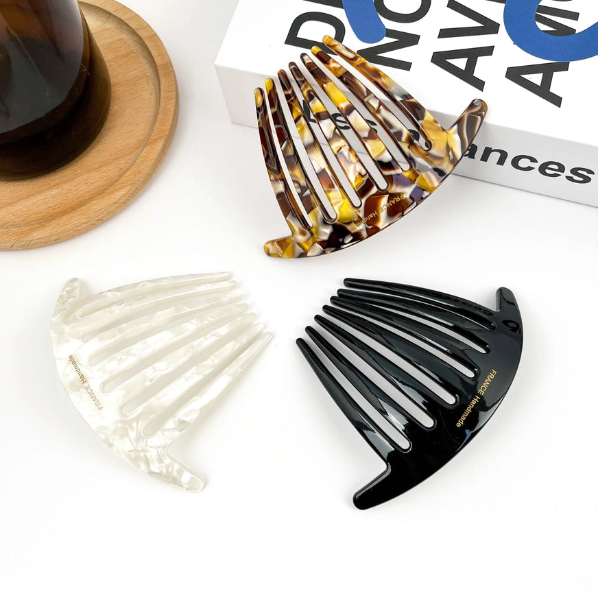 Elegant fransk hårkam i bæredygtig bioplast. Skånsom mod håret, holdbar og perfekt til klassisk håropsætning.