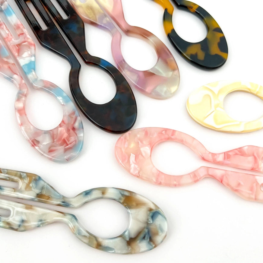 Fransk hårnål i bæredygtig bioplast – klassisk, elegant og skånsom mod håret. Perfekt til smukke håropsætninger med fransk finesse.