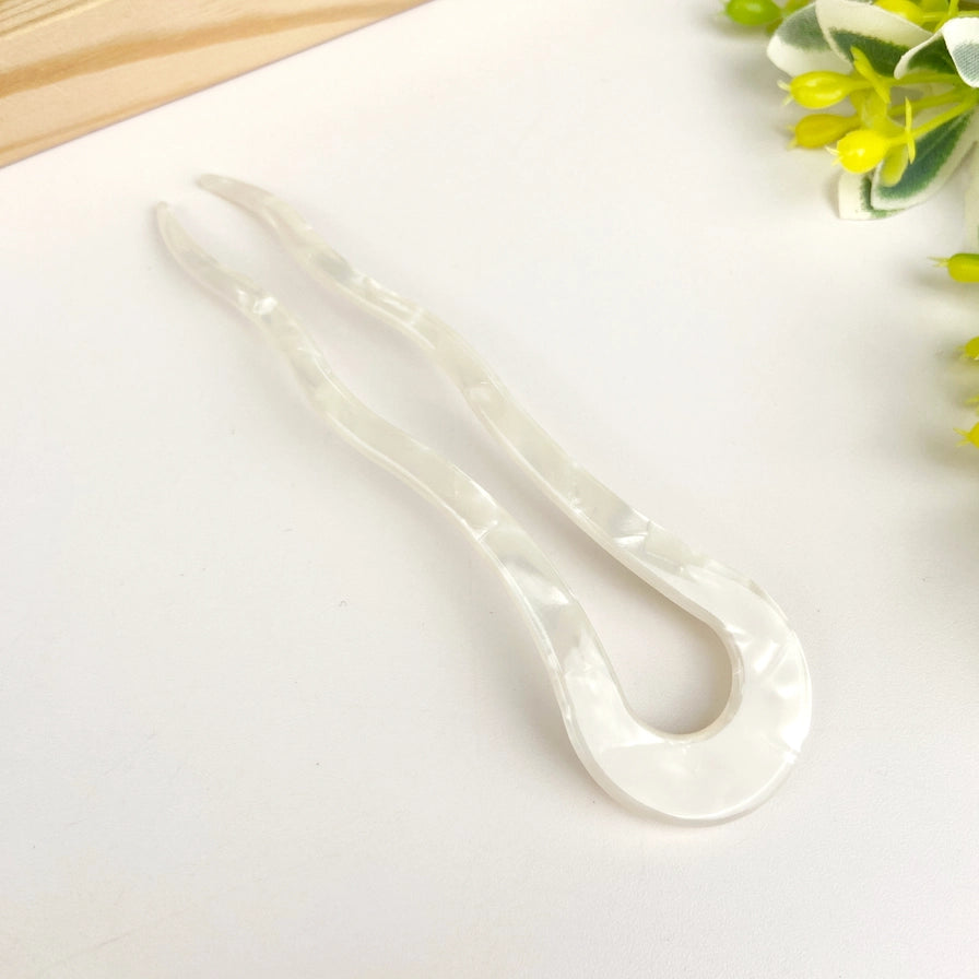 Fransk hårnål i bæredygtig bioplast. Retro design med klassisk fransk elegance – skånsom mod håret og perfekt til naturlige frisurer.