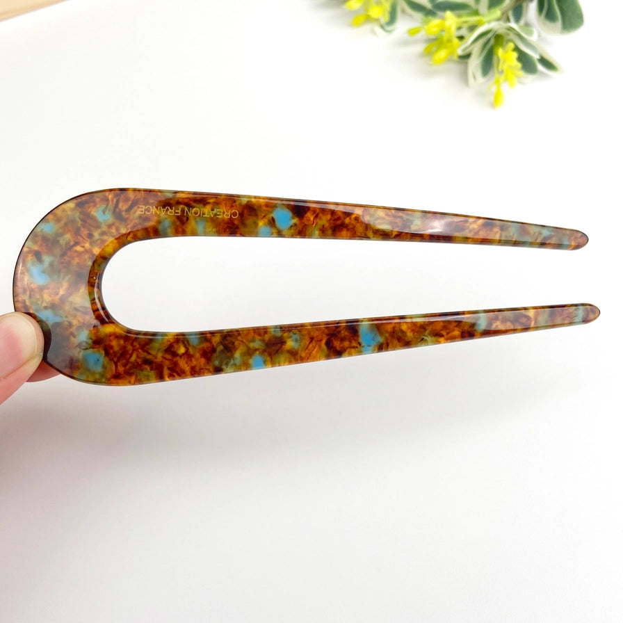 Fransk hårnål i bæredygtig bioplast. Elegant U-formet design, der holder håret naturligt og sikkert på plads – stilfuld og skånsom håropsætning.