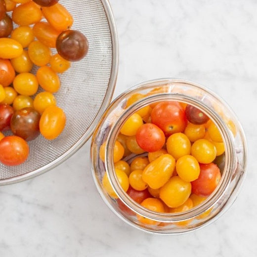 Med dette fermenteringssæt kan du nemt og sikkert komme i gang med at lave dine egne sprøde, smagfulde og probiotiske fermenterede grøntsager – direkte fra dit eget køkken.