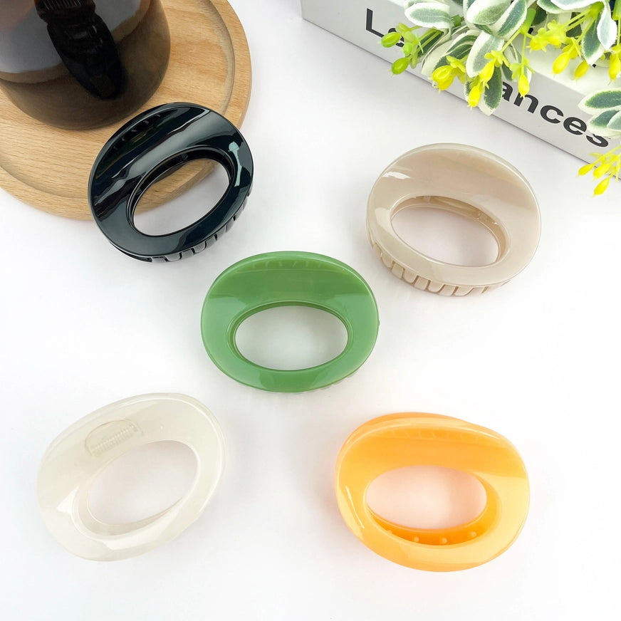 Hårklemme i mini oval design – lavet af recycled plast. Elegant, miljøvenlig og perfekt til hverdagsbrug og små opsætninger.