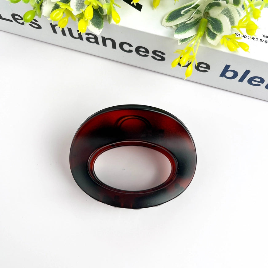 Hårklemme i mini oval design – lavet af recycled plast. Elegant, miljøvenlig og perfekt til hverdagsbrug og små opsætninger.