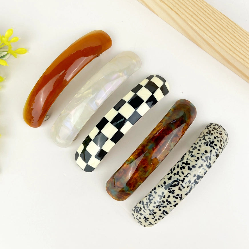 Elegant hårspænde i bæredygtigt bioplast med fransk clips. Glansfuldt, skånsomt og tidløst design til både hverdag og fest.