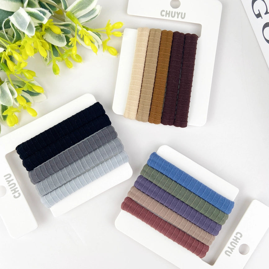 Super elastiske hårelastikker i blød gummi – stærke nok til at holde, blide nok til håret.