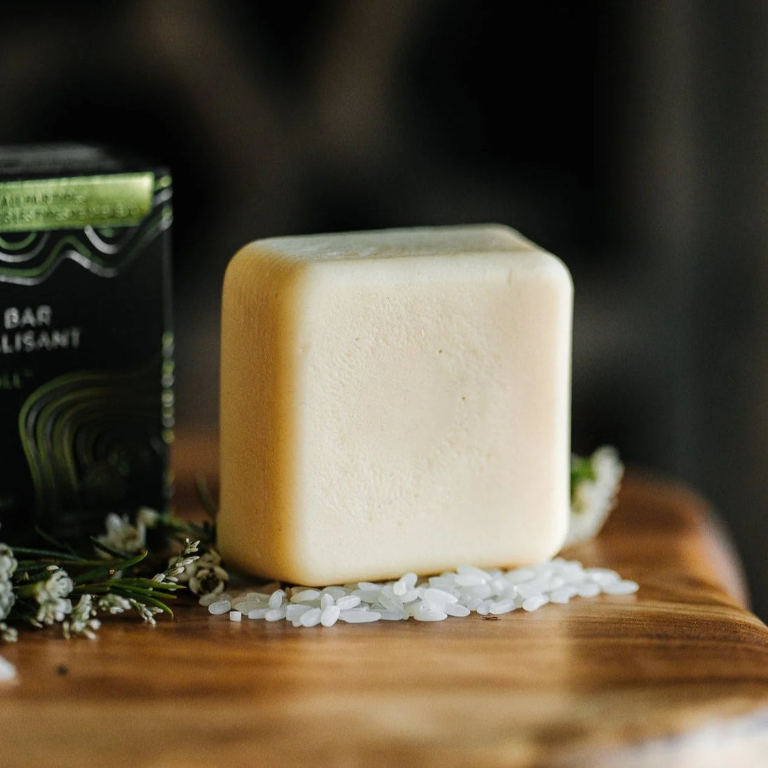 En nærende conditioner bar med Rice Water & Hidden Waterfall duft, der styrker, reparerer og giver silkeblødt hår med naturlig glans.