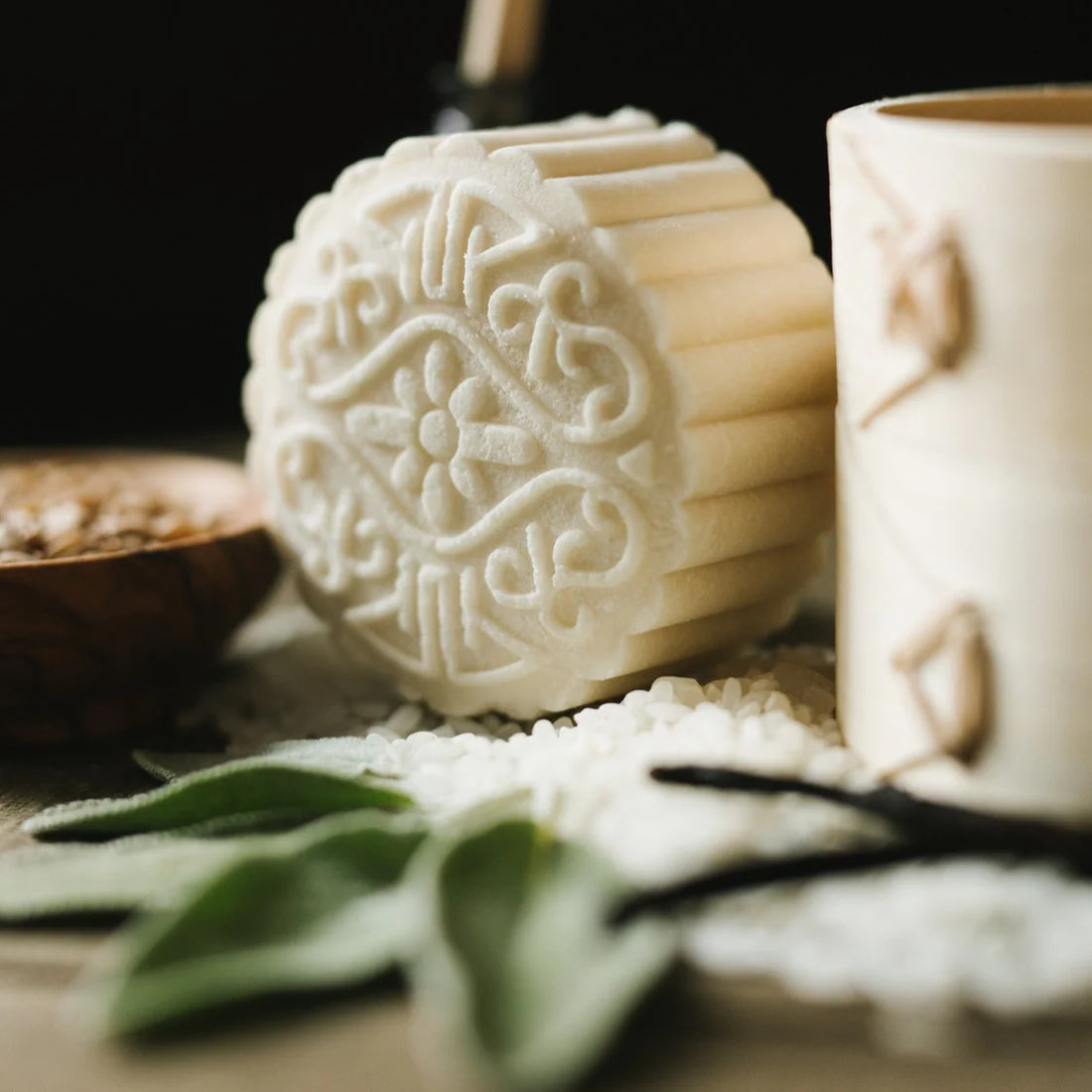 En luksuriøs shampoo bar med Rice Water & Hidden Waterfall duft, der styrker, reparerer og giver håret silkeblød volumen & naturlig glans.